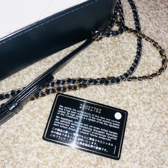 CHANEL Gabrielle Hobo Bag Medium White & Black - Picture 4 of 5